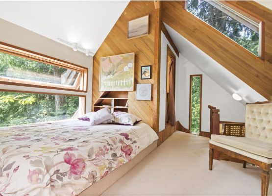 Bed in loft of Seaview Haven Chalet